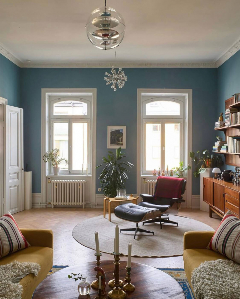 Скандинавская квартира с синими стенами и зелёной кухней