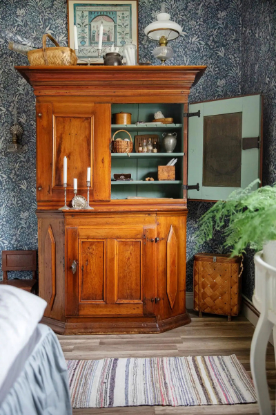 Обои, находки с блошиных рынков и антикварная мебель: чудесный коттедж 1920-х годов в Швеции