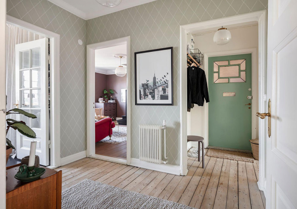 Гостиная с красным диваном и просторная мансарда: квартира в Гётеборге