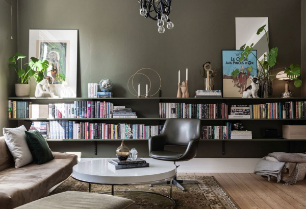 Постеры и книги в дизайне стильной квартиры в Швеции