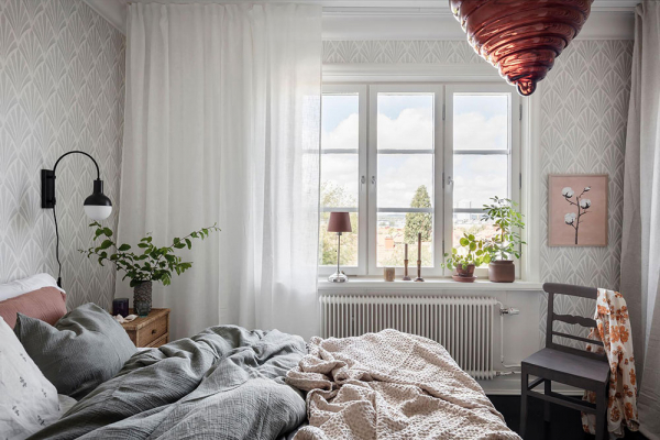 Гостиная с красным диваном и просторная мансарда: квартира в Гётеборге