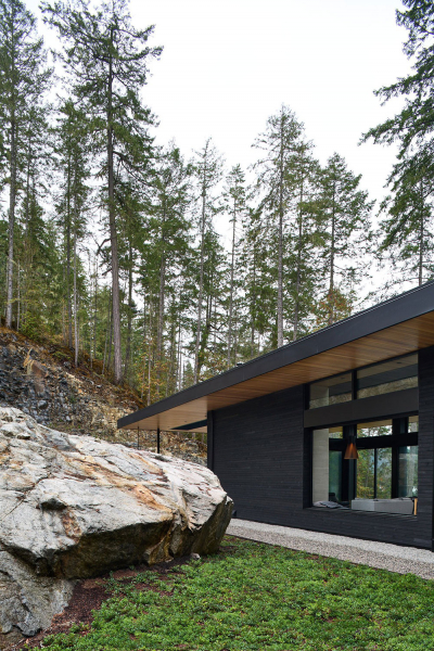 Стильный минимализм в гармонии с природой: роскошный дом у озера в Канаде