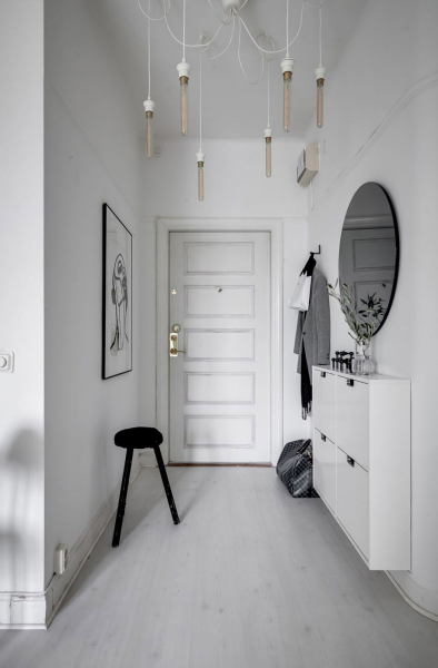 Открытая планировка и микро-спальня за стеклянной дверью: маленькая квартира в Стокгольме (38 кв. м)