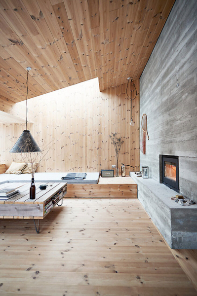 Дерево, бетон и чёрный цвет: уютный коттедж для тёплых снежных вечером