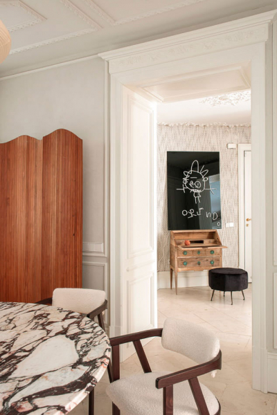 Красивая лепнина и тёплая атмосфера: эстетичная квартира в Мадриде