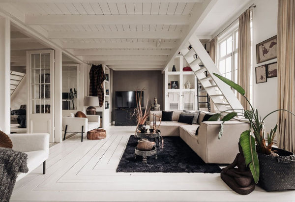 Чёрный пол, белые потолки: удивительный дом в здании бывшей школы в Нидерландах