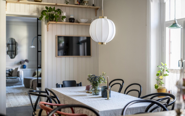 Обзор двухъярусной скандинавской квартиры с синей кухней