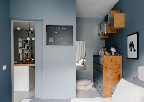 Спокойный скандинавский интерьер с цветными спальнями и дизайнерскими фишками