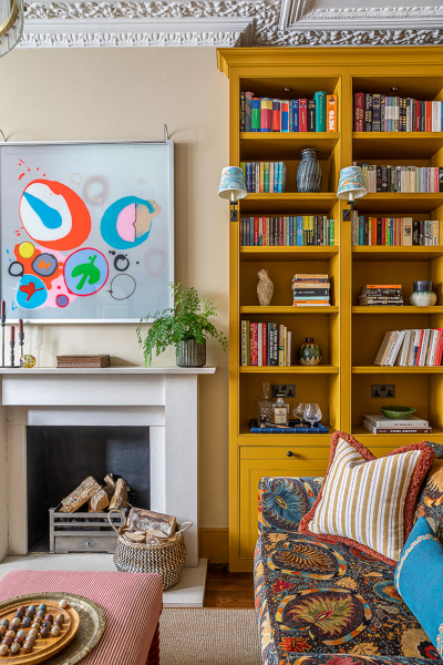 Желтый книжный шкаф и другие красочные детали в дизайне дома в Лондоне