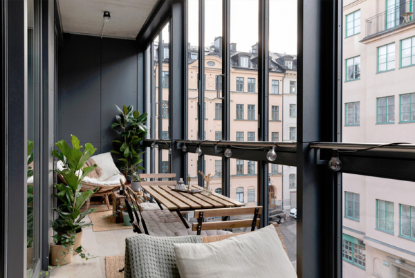 Обзор скандинавской квартиры П-образной формы с несущими колоннами