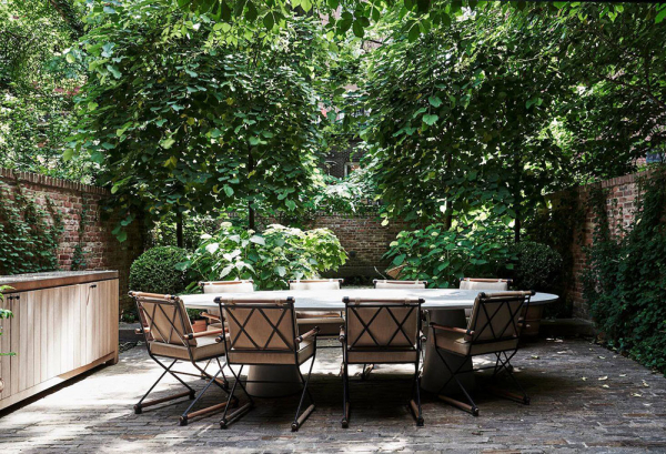 Изысканный интерьер таунхауса с уютным садом в Нью-Йорке