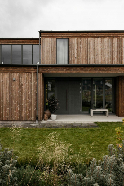 Архитектура в стиле 60-х и тёплые современные интерьеры: дом дизайнера в Швеции