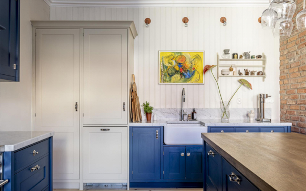 Обзор двухъярусной скандинавской квартиры с синей кухней