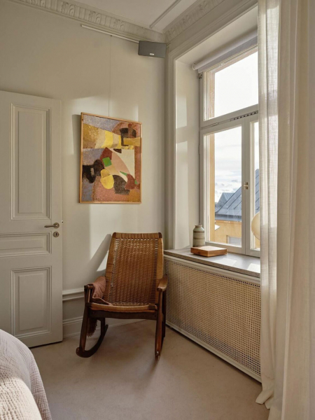 Комнаты неправильных форм и мансардная спальня: необычная квартира в Стокгольме
