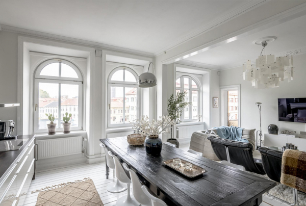 Обзор просторных скандинавских апартаментов с арочными окнами