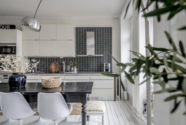 Обзор просторных скандинавских апартаментов с арочными окнами