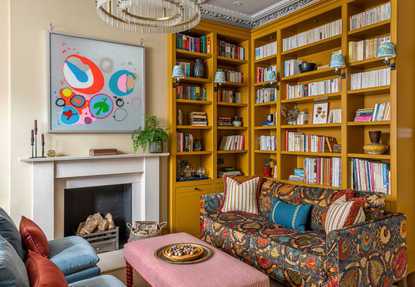 Желтый книжный шкаф и другие красочные детали в дизайне дома в Лондоне