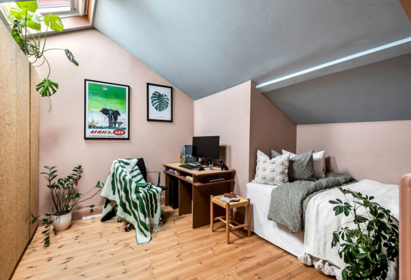 Интересные пастельные оттенки в дизайне необычной квартиры в Швеции