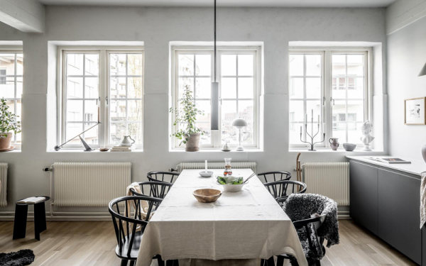 Обзор квартиры с высокими потолками, большими окнами и скандинавским интерьером