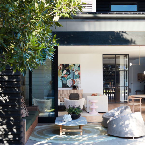 Солнечный и яркий интерьер семейного дома на побережье в Сиднее