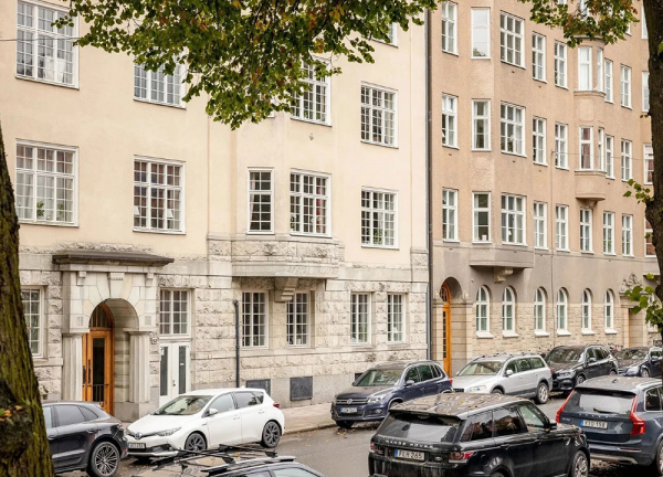 Большие окна и тёплый современный дизайн: квартира в Стокгольме