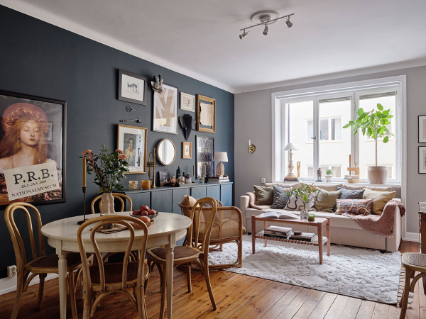 Небольшая шведская квартира с акцентной синей стеной и обилием декора (45 кв. м)