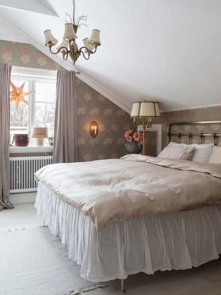Красивый белоснежный домик в Швеции с праздничными интерьерами