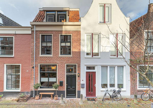 Эффектные оттенки серого в дизайне исторического дома в Нидерландах