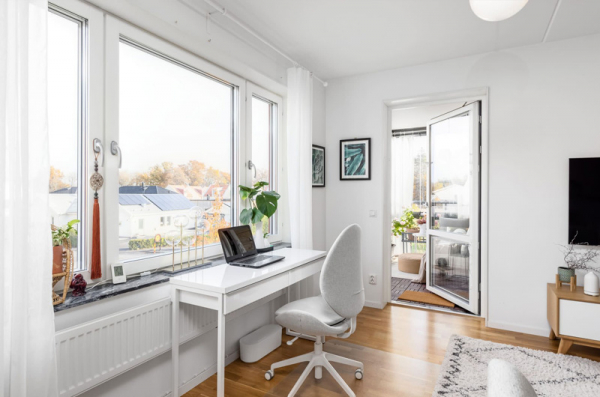 Обзор шведской квартиры в стиле ИКЕА: скандинавский минимализм с белыми стенами