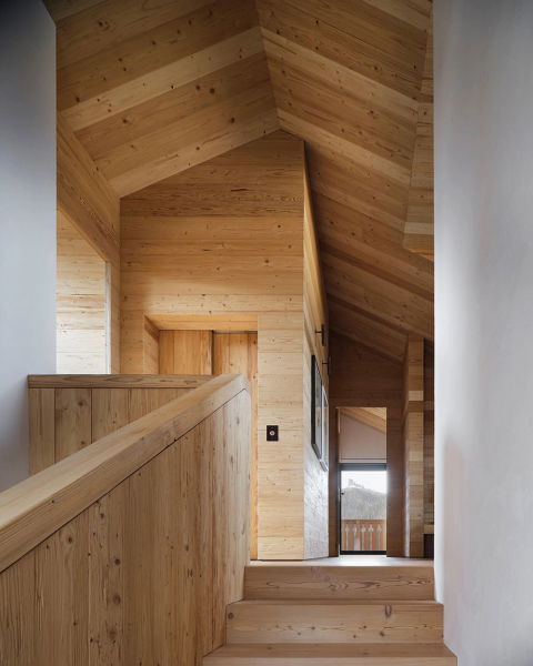 Тёплая элегантность в дизайне квартиры в Итальянских Альпах