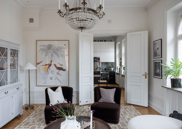 Элегантная угловая квартира с черно-белой кухней в Стокгольме