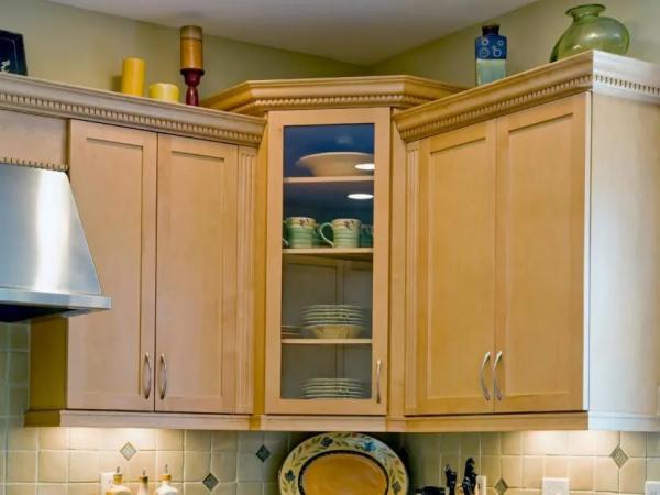 Глубина верхних шкафов кухни: от чего зависят размеры навесных модулей