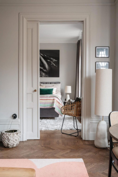Красивая шведская квартира с эркером и классическим декором стен