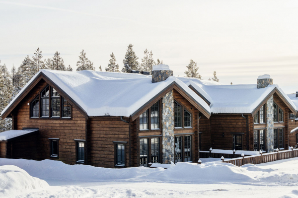 Уютное скандинавское шале, утопающее в снегу