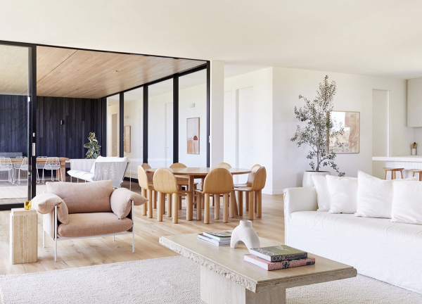 Лёгкий и воздушный натуральный интерьер современного дома в Австралии
