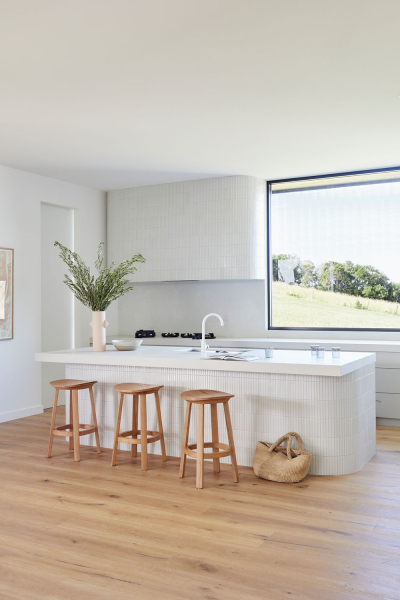 Лёгкий и воздушный натуральный интерьер современного дома в Австралии