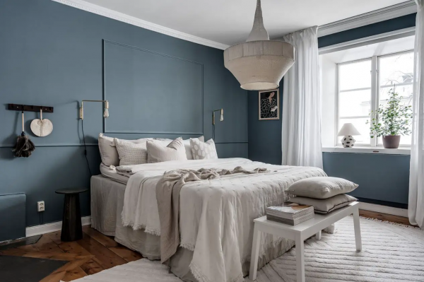 Светлая мансардная квартира в Стокгольме с балками и синей спальней (67 кв. м)