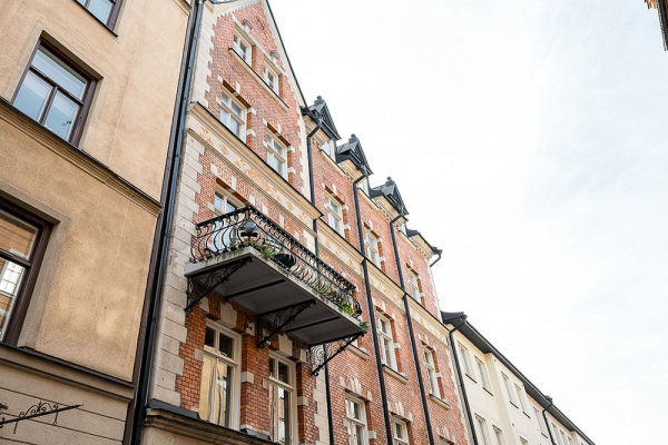 Брутальные стены и элегантный декор: экстравагантный интерьер в Стокгольме