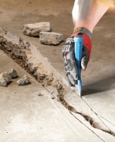 Ремонт больших трещин в бетонном полу.