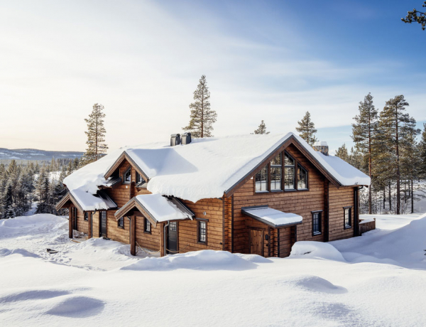 Уютное скандинавское шале, утопающее в снегу