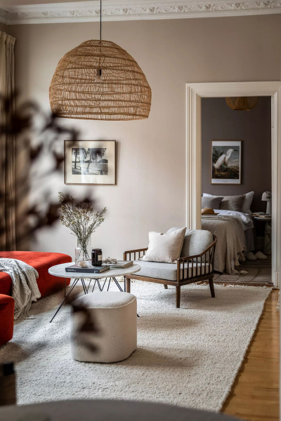 Тёплые тона и стильный рыжий диван: приятная квартира в Осло