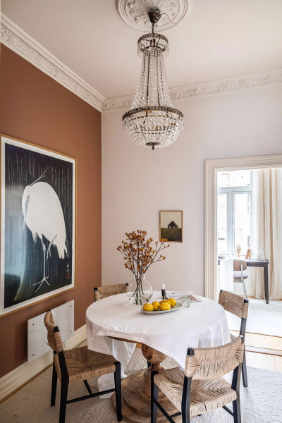 Тёплые тона и стильный рыжий диван: приятная квартира в Осло