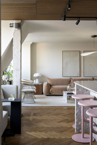 Модная мебель в дизайне квартиры на последнем этаже в Стокгольме