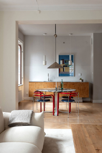 Дизайнерская мебель и современное искусство: светлая квартира в Стокгольме