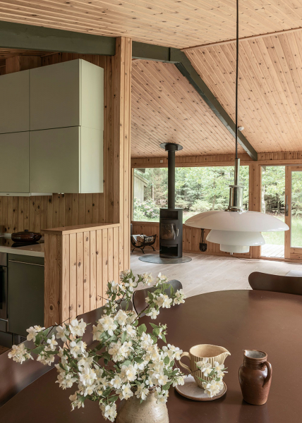 Уютный деревянный домик в лесу, который сливается с природой