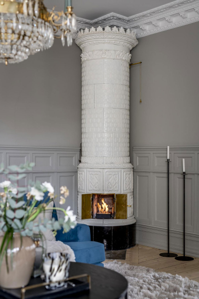 Красота классического настенного декора в дизайне скандинавской квартиры