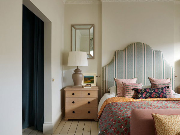 Красивые пастельные оттенки и эркер: небольшой дом для семьи в Лондоне