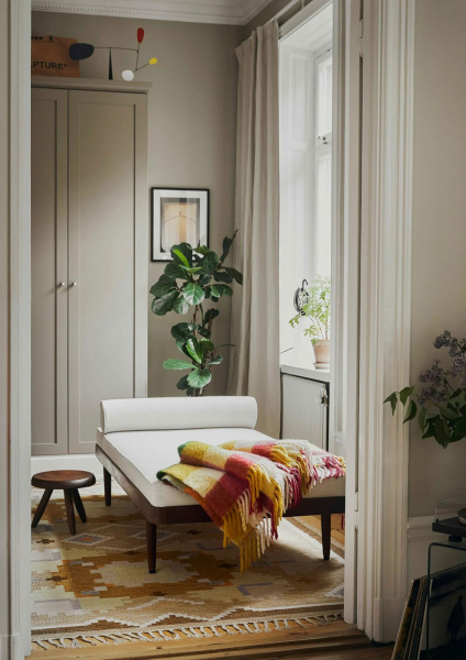 Обилие яркого декора в квартире дизайнер одежды в Стокгольме
