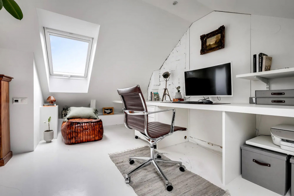 Шведская квартира с винтовой лестницей и спальней за стеклом (72 кв. м)