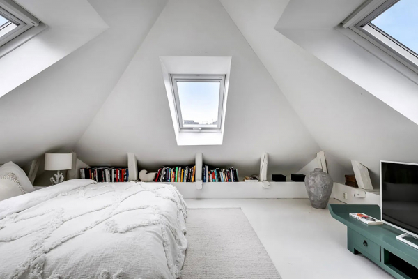 Шведская квартира с винтовой лестницей и спальней за стеклом (72 кв. м)